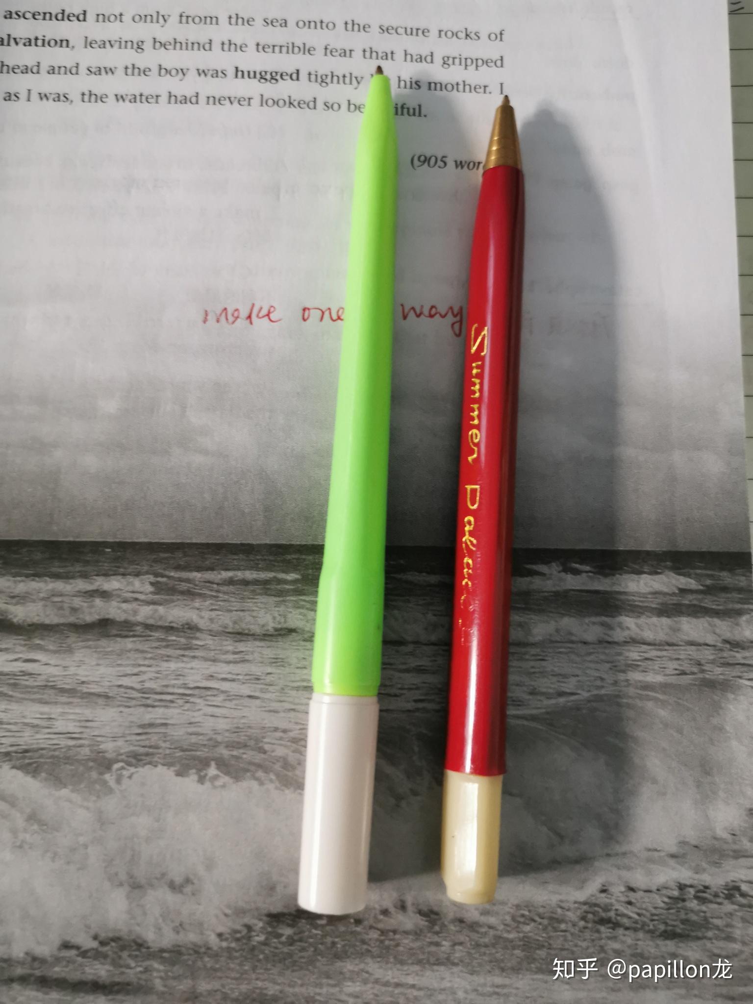 有一种很经典的老式非自动圆珠笔呈三棱锥状笔头是金色的笔尾是白色的