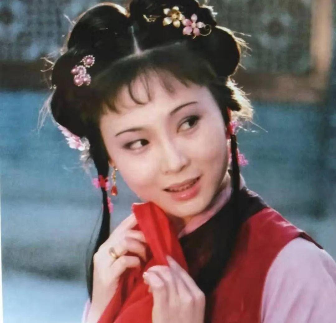 小红原名林红玉,是有一定背景的,她父母都是荣国府里的中层干部.