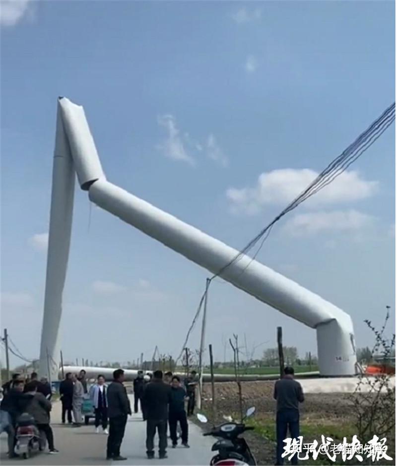 当日中午11时许,扬州高邮市汤庄镇一台100多米高的风力发电机突然倒塌