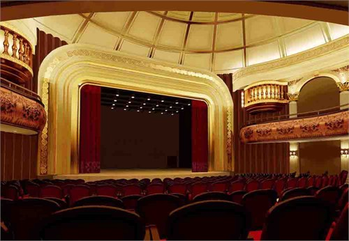 式对称设计,其内部采用的是大跨度圆形穹顶及欧式雕花式舞台拱形台口