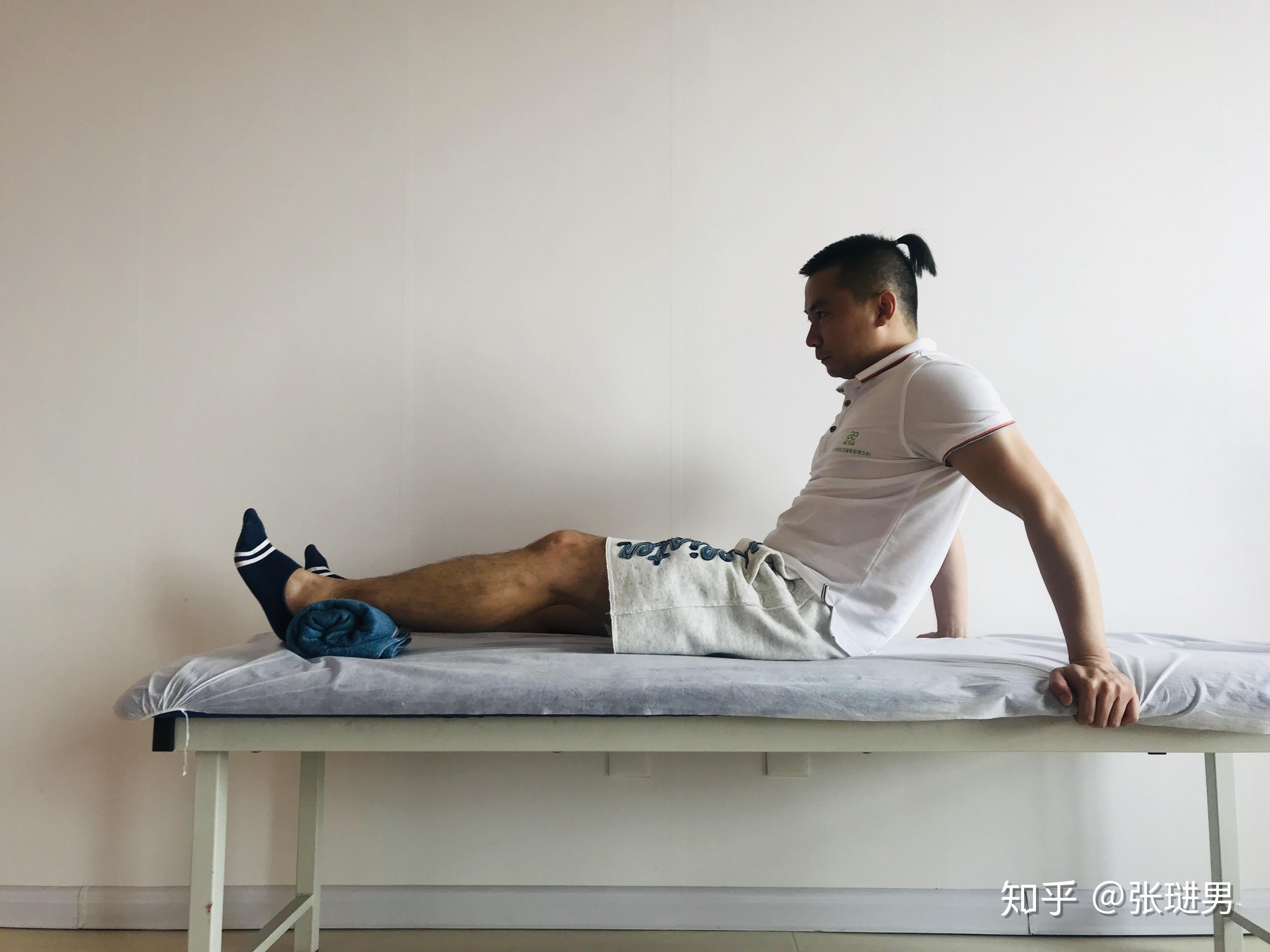 slr,arom伸膝,坐位屈髋rom练习:坐位进行a/aarom屈膝,踝下垫毛巾卷