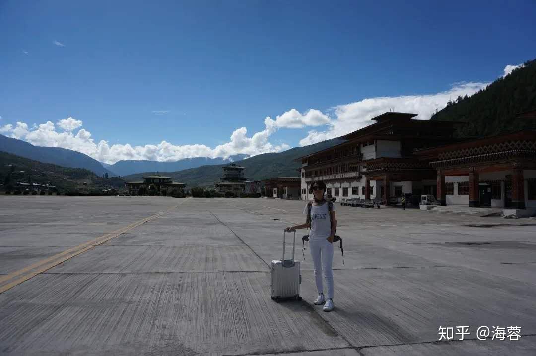 之前老聽說不丹帕羅國家機場的地點如何險要,皇家航空的飛行員技術