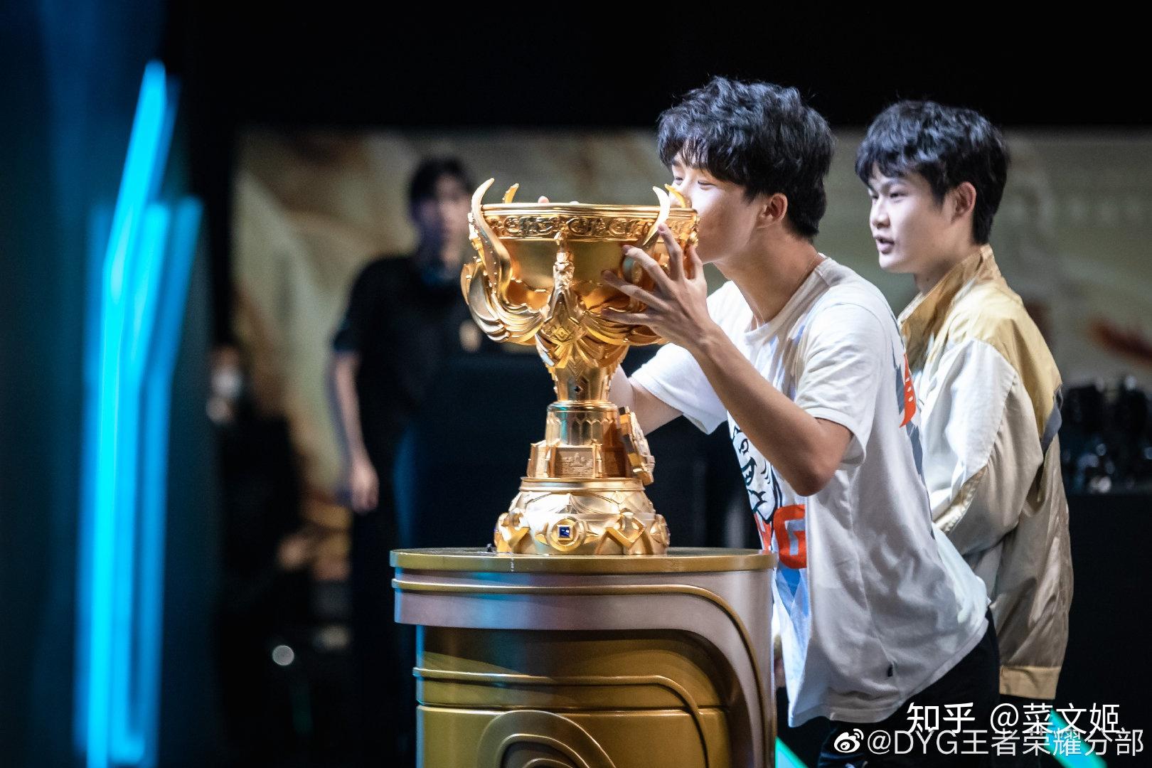 如何看待王者荣耀世冠重庆qghappy在小组赛最后一场选出的阵容这是否