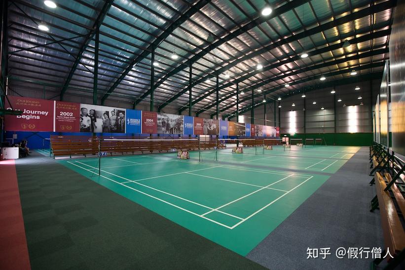 问一个羽毛球馆要有多大面积及高度