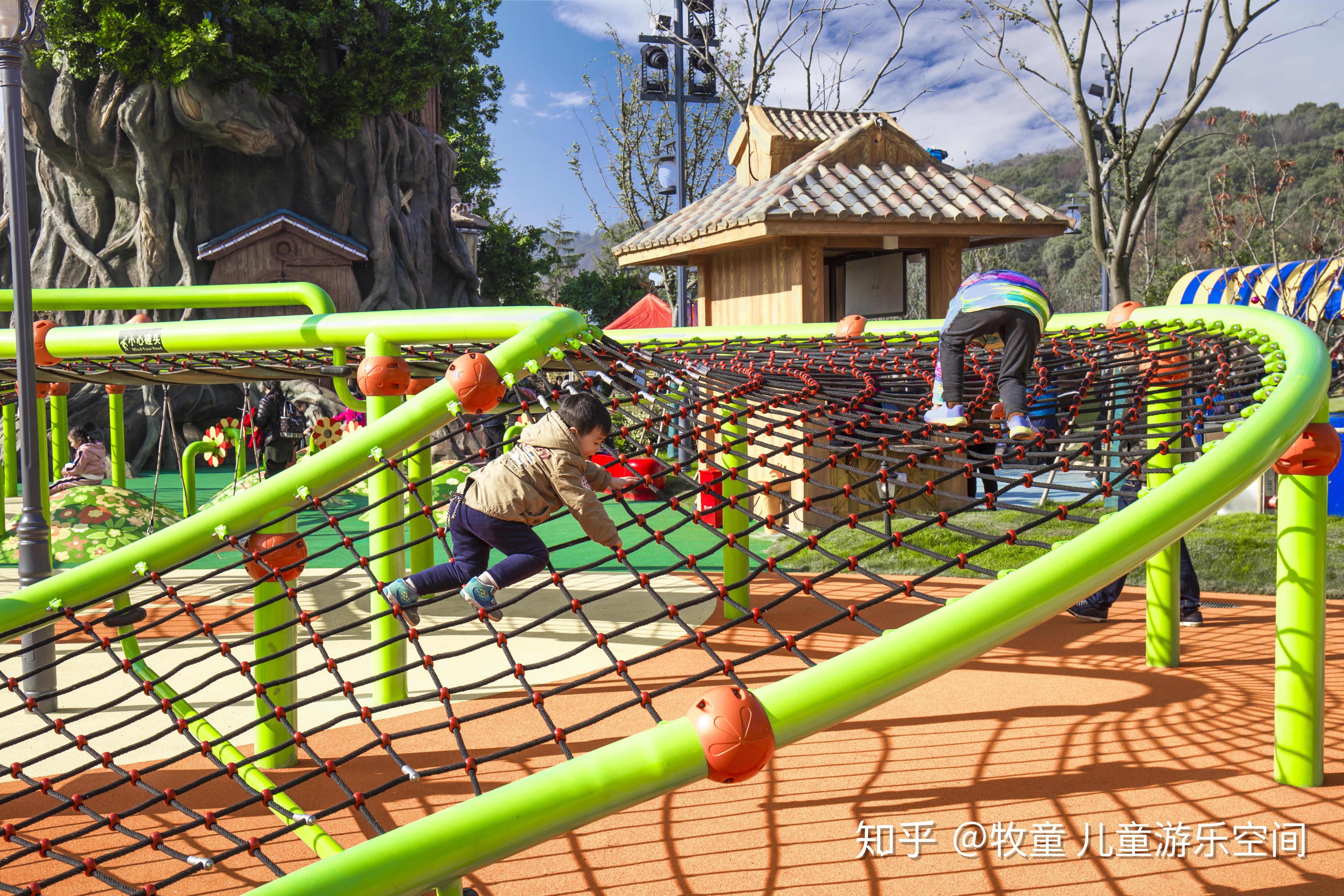 看无动力游乐设备中大型户外爬网对孩子的锻炼意义