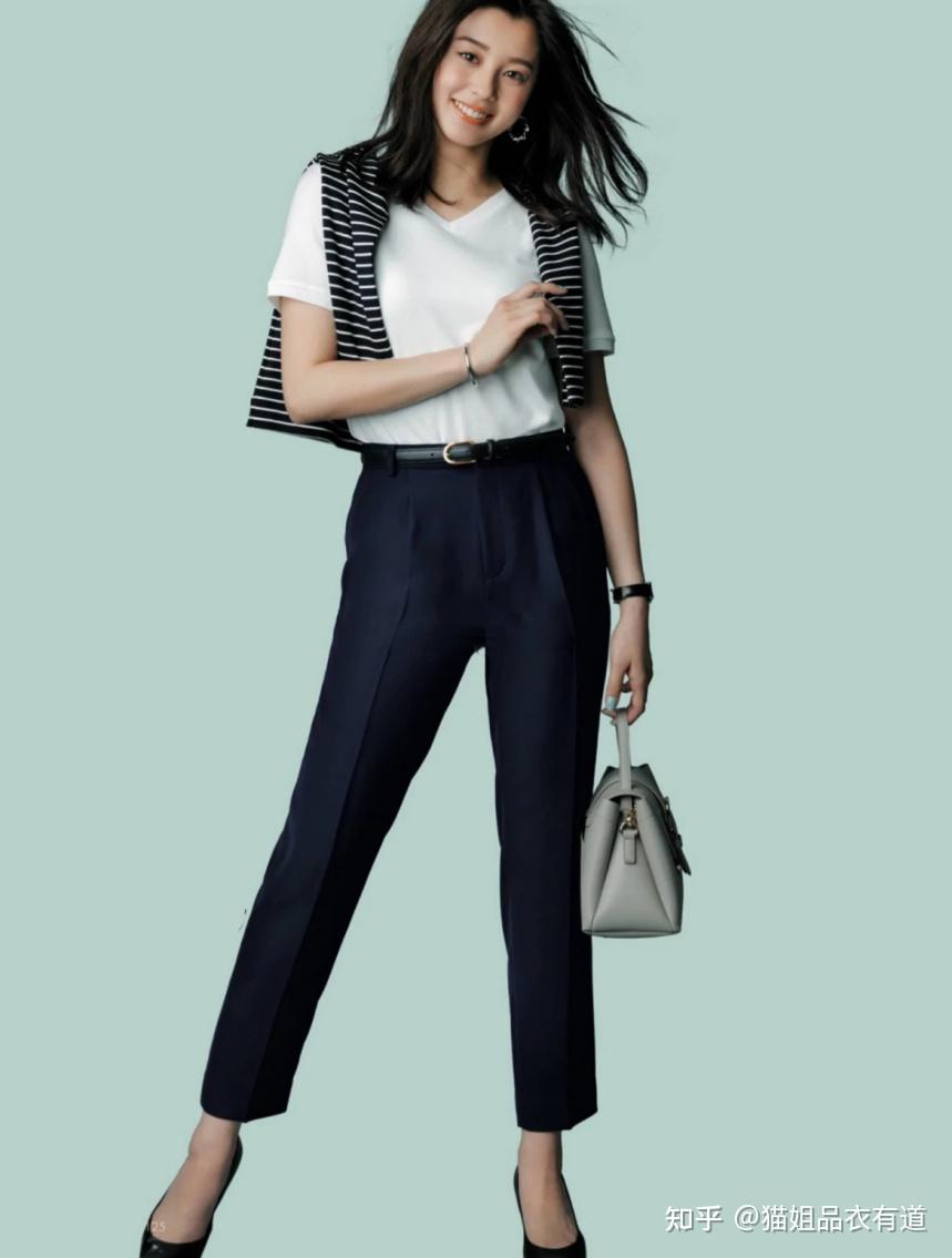 白t恤白裤子白t恤黑裤子今夏最简约时髦搭配既减龄又温柔