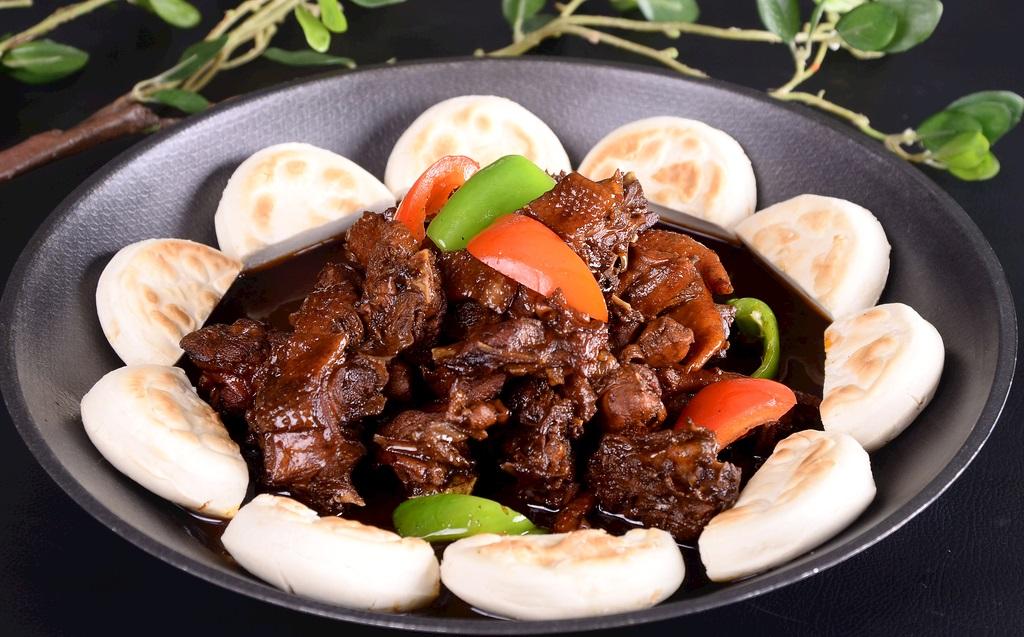 地锅鸡：传统农家风味的美食盛宴