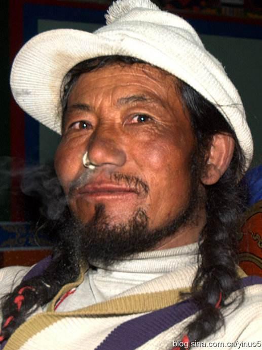 你所不知道的藏族戴黑红头绳的藏族男子