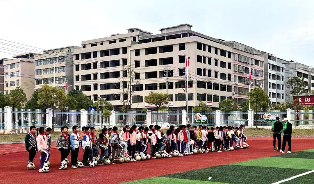 为瑞金市长征小学,红井幼儿园教师们带来了全新的足球思想意识,老师们