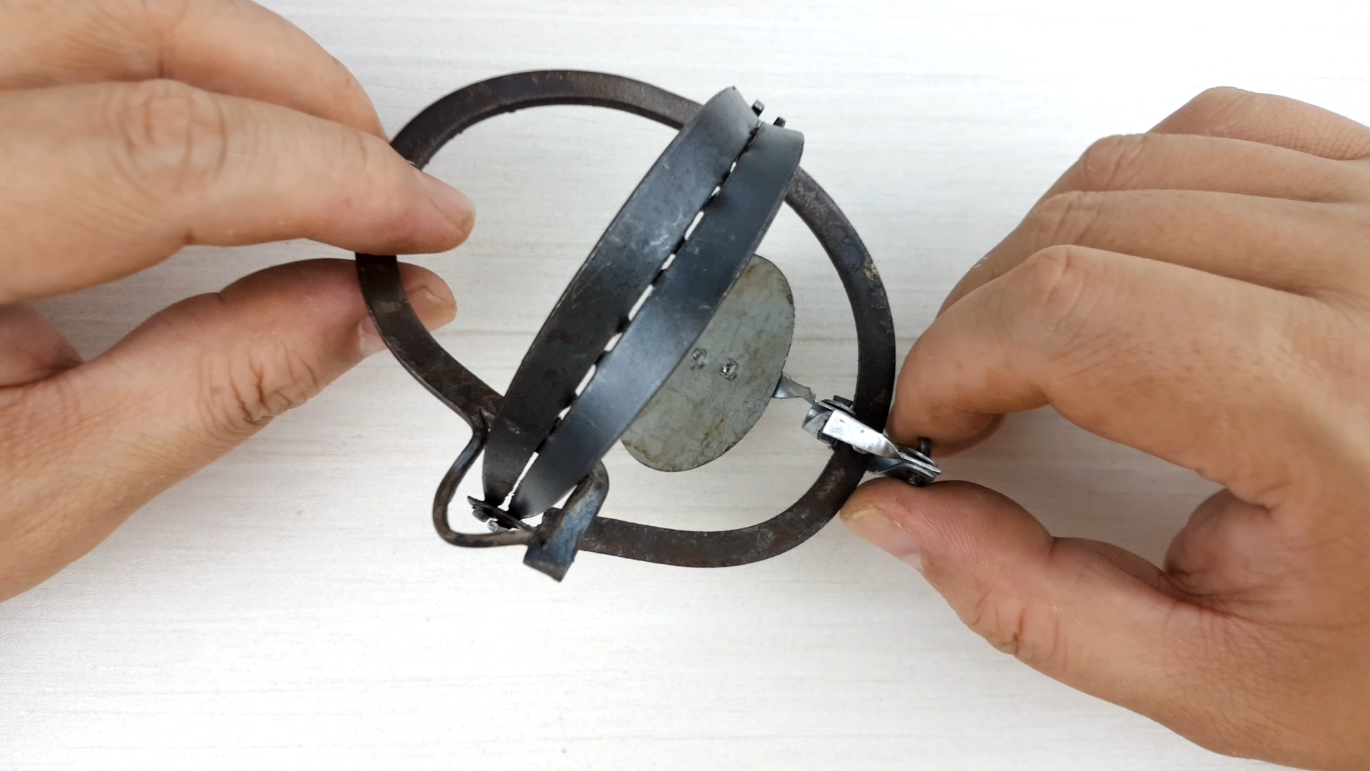 老鼠夹的机械结构和触发原理