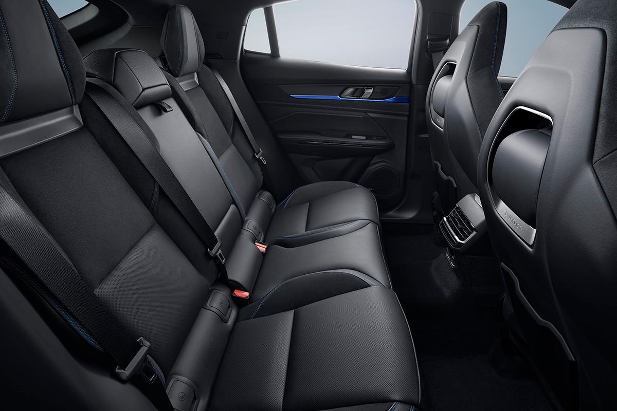 配置方面,领克05 phev提供包括hud,运动座椅,alcantara内饰面料以及