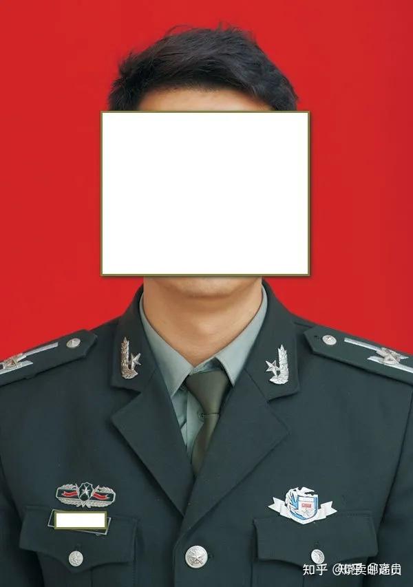 也不是民兵佩戴的民兵标志,而是专武干部所佩戴的专武干