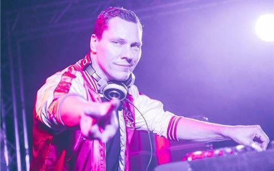 这首舞曲是世界著名的dj——tiesto(铁斯托)为本片量身定制的.