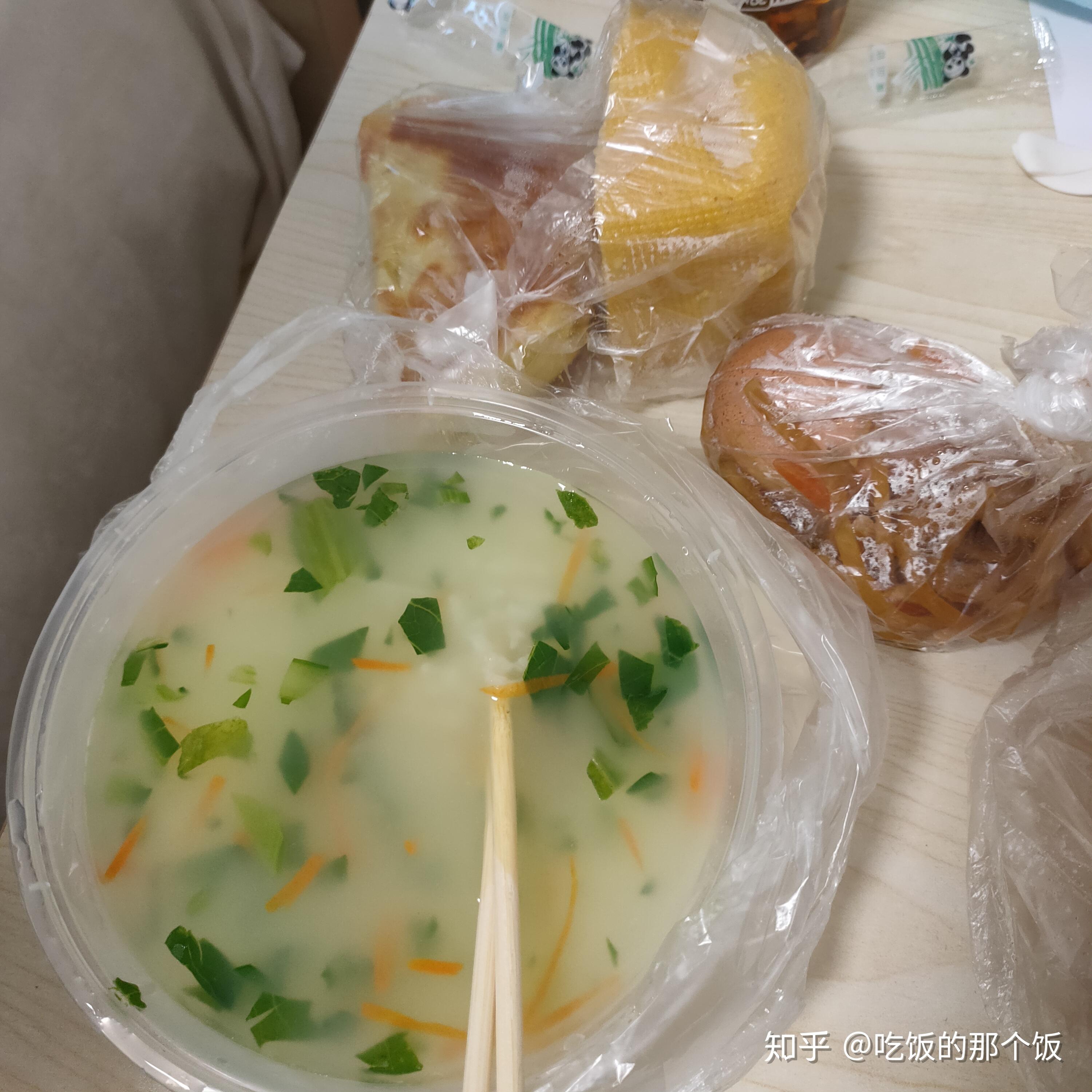 馒头吃完饭没那么烦躁了,自拍两张这个小狼的特效太好看了换了病房