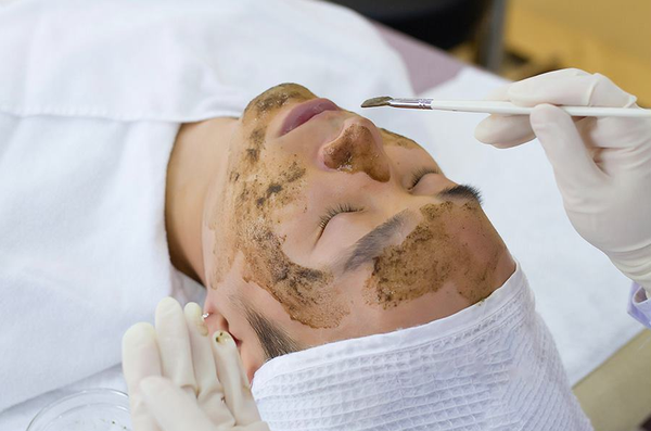 今天我们只讲第一种情况, 痘痘前期的治疗方案: 叶绿素焕肤 led光疗仪