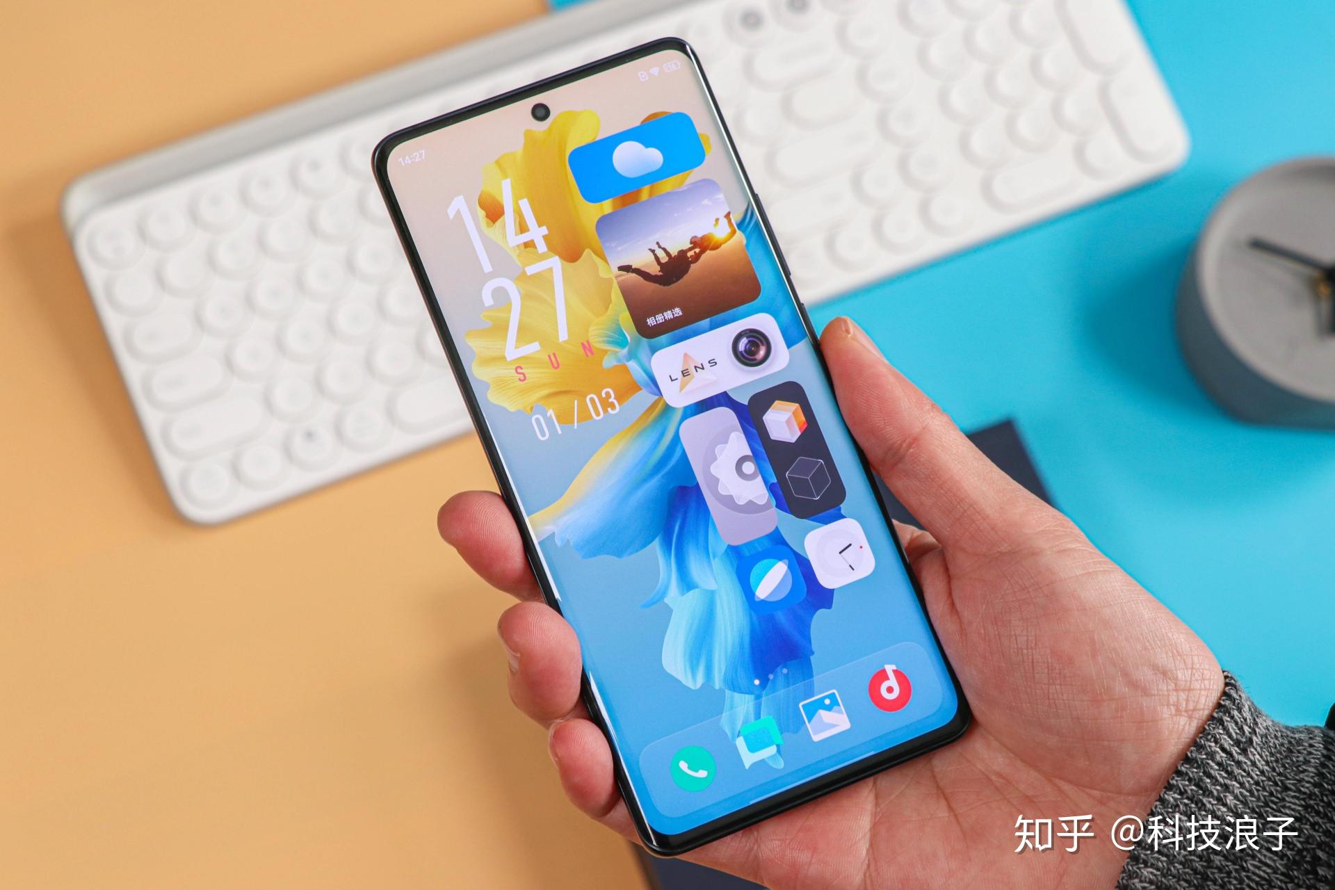 首先来和大家聊一聊vivo x60的整体设计,用过vivo手机的小伙伴应该深