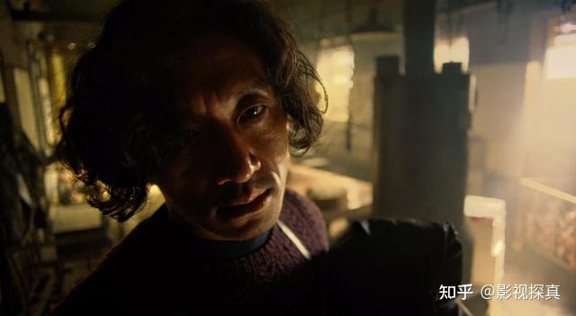 他一直隐忍着,蛰伏着.