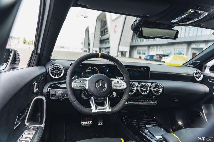 夜间氛围灯点亮的时候,这台a45s堪称移动的夜店,奔驰的内饰在晚上属实