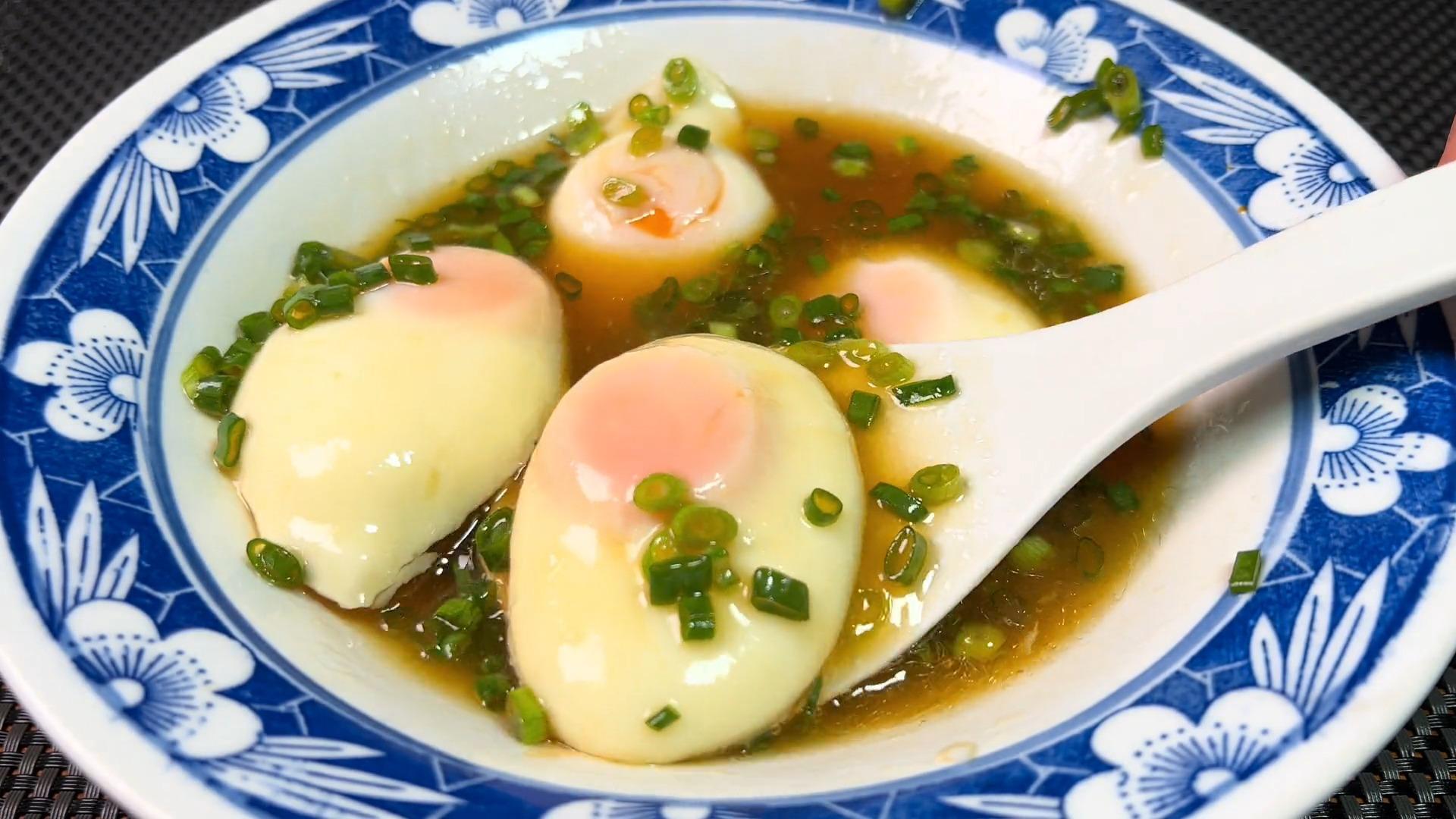 水煮荷包蛋的做法为什么我每次煮都散开了而且锅里全是白色的