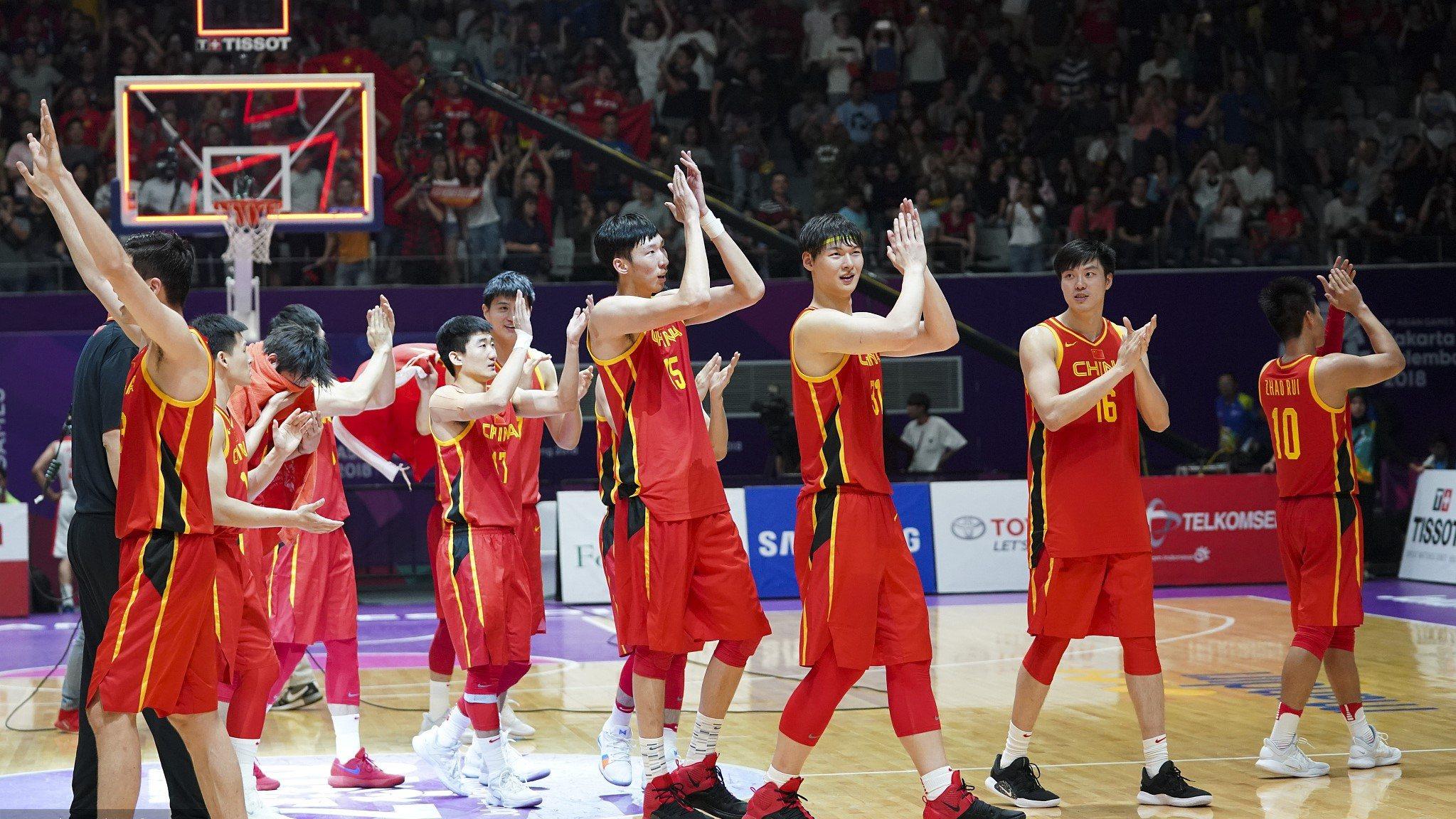 开心的年轻人在篮球场打篮球-蓝牛仔影像-中国原创广告影像素材
