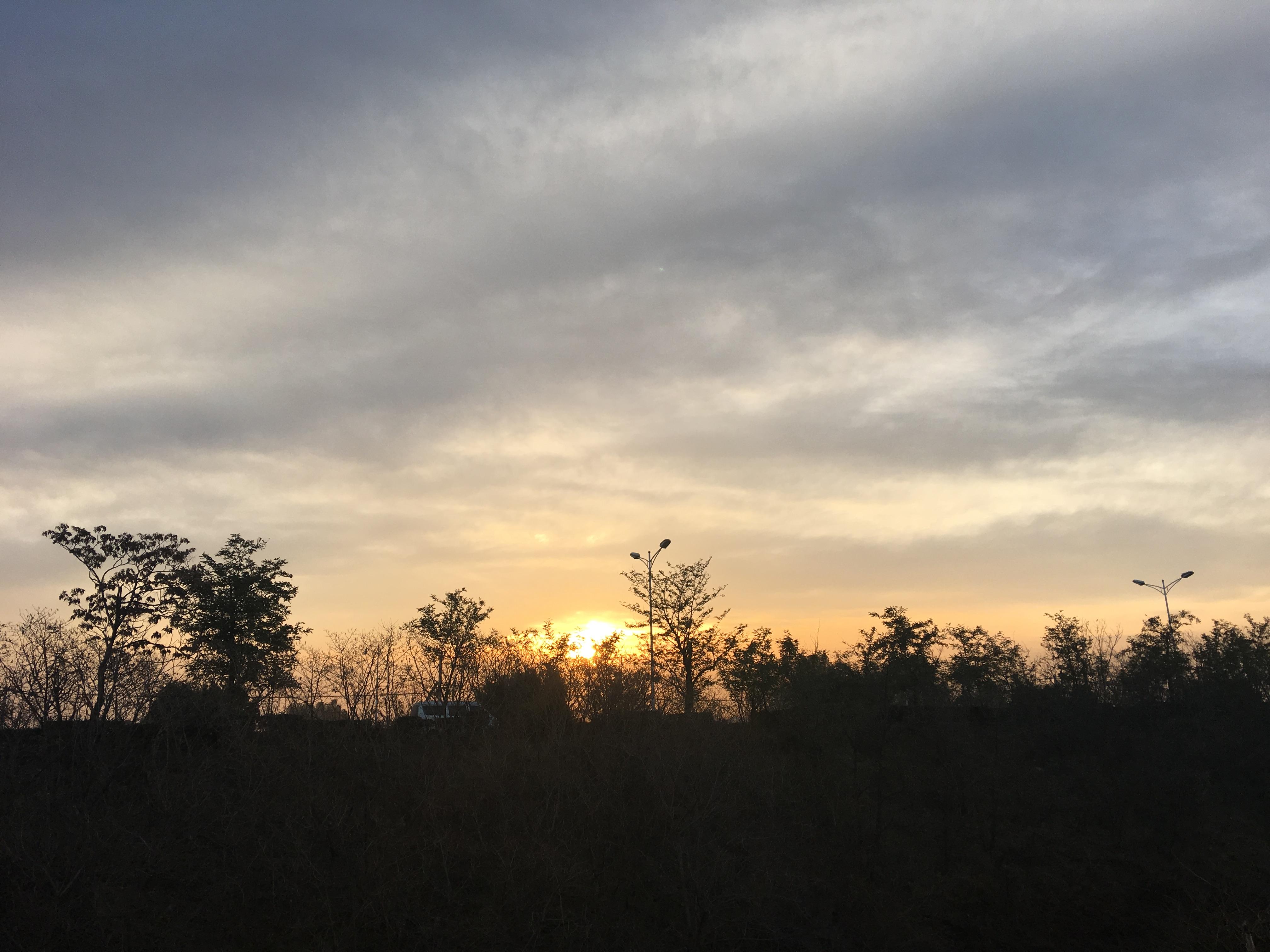 早上起來到河邊溜達溜達,居然看到香山上空的藍天白雲,日月同輝