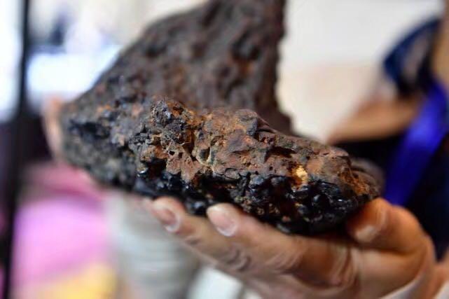 怎么看待成都珠宝展上有人拿炉渣冒充香格里拉陨石