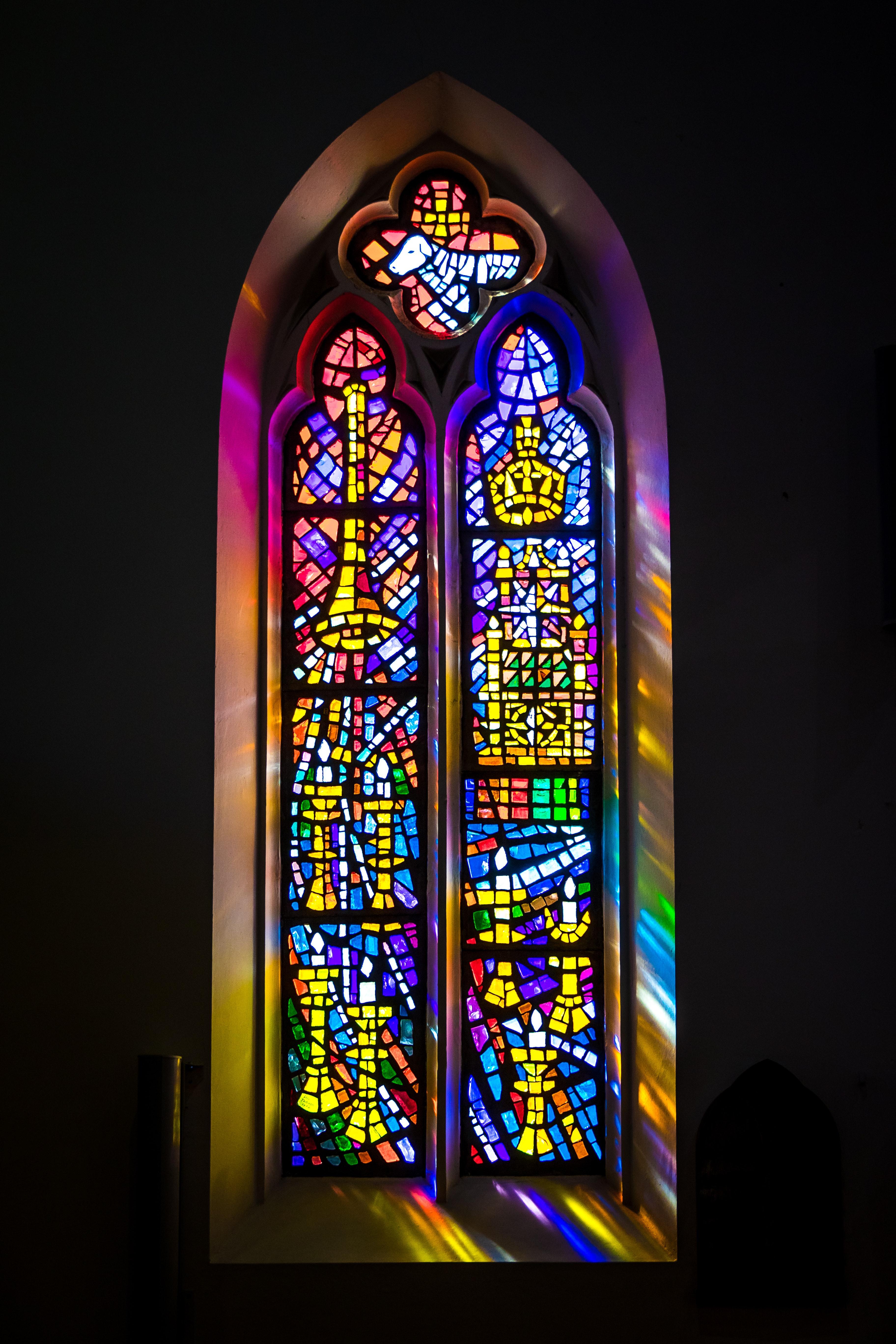 教堂玻璃马赛克的启发,因此花窗上的图案通常是由铅条与彩色玻璃拼接