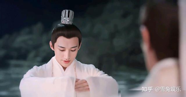 他在《琉璃》中的昊辰和白帝圈了一大批粉丝,渐渐有了点名气.