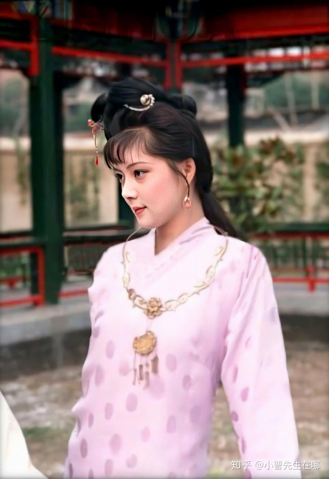 (宝钗并不谄媚,反而她向往高处,也体恤下层,对贾环和超姨娘也一视同仁