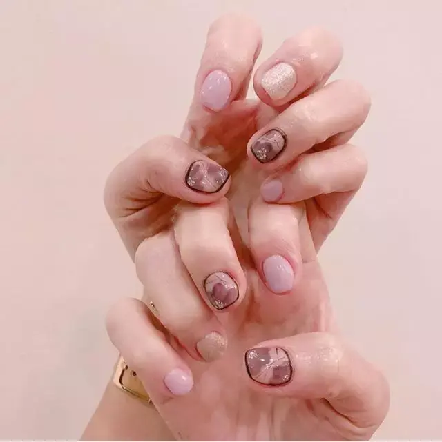 这里可能是最全的新年美甲集合了-新年美甲图片2021简单大方红色衣服