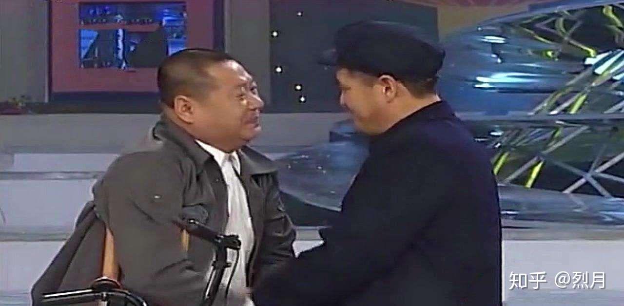 为什么管虎敢背手向烈士鞠躬