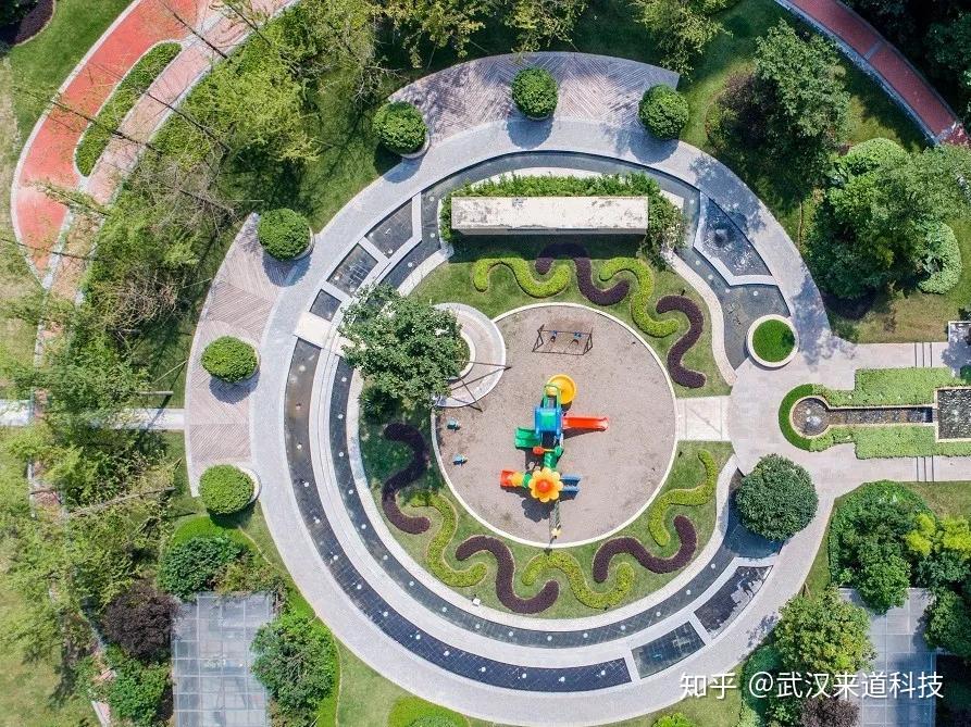 深圳龙华人民路街心公园园林景观工程中的广场的铺装占地面积较大