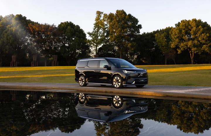 香港明星保姆车变迁史从埃尔法lm到沃尔沃em90