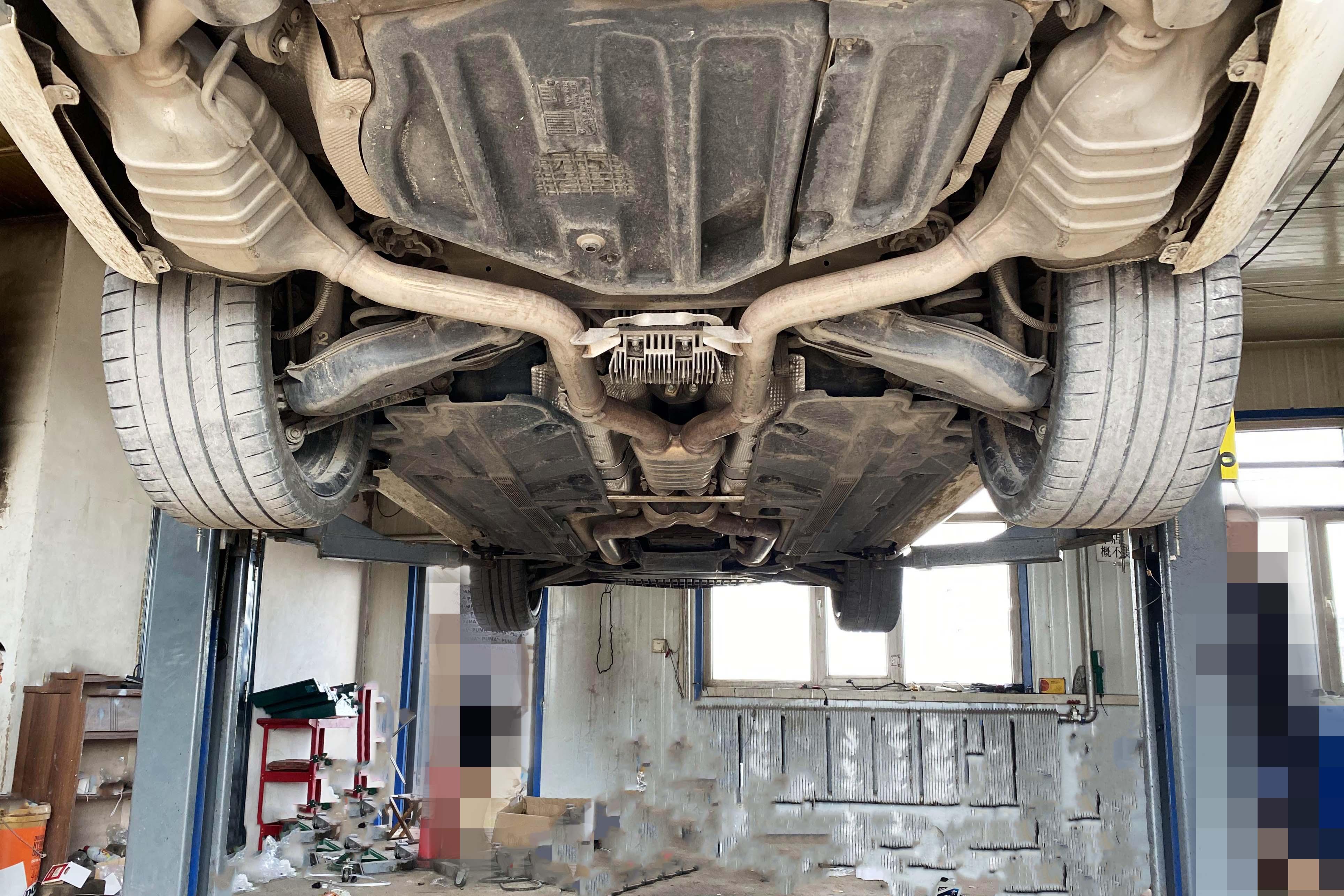 9年车龄的奔驰c63卖家直播验车说只有补漆,检测师