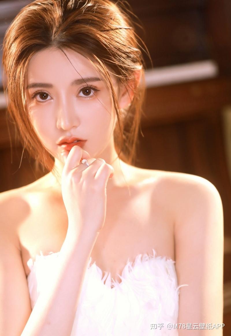 白色轻盈抹胸裙气质出挑性感美女壁纸 - 知乎