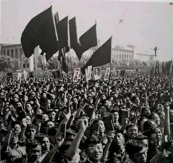 30年前的中国,叫"迷茫",浩劫过后,百废待兴,没人知道中国路在何方.