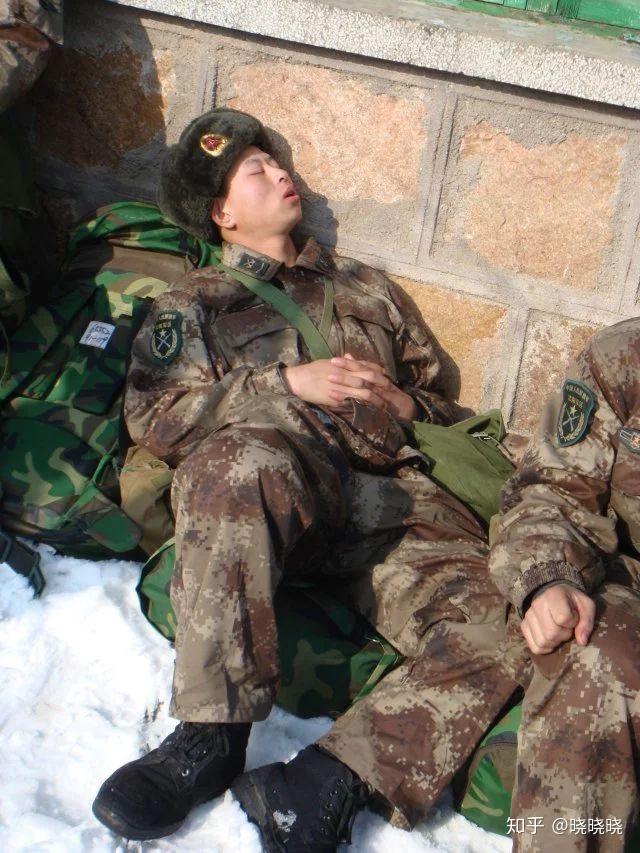 在部队里是怎样睡觉的