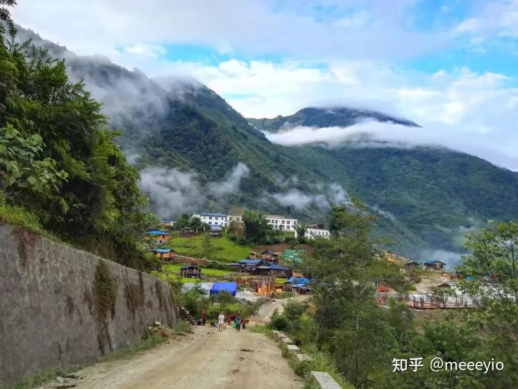 西藏墨脱：小汽车被困河道 移民警察连夜救援