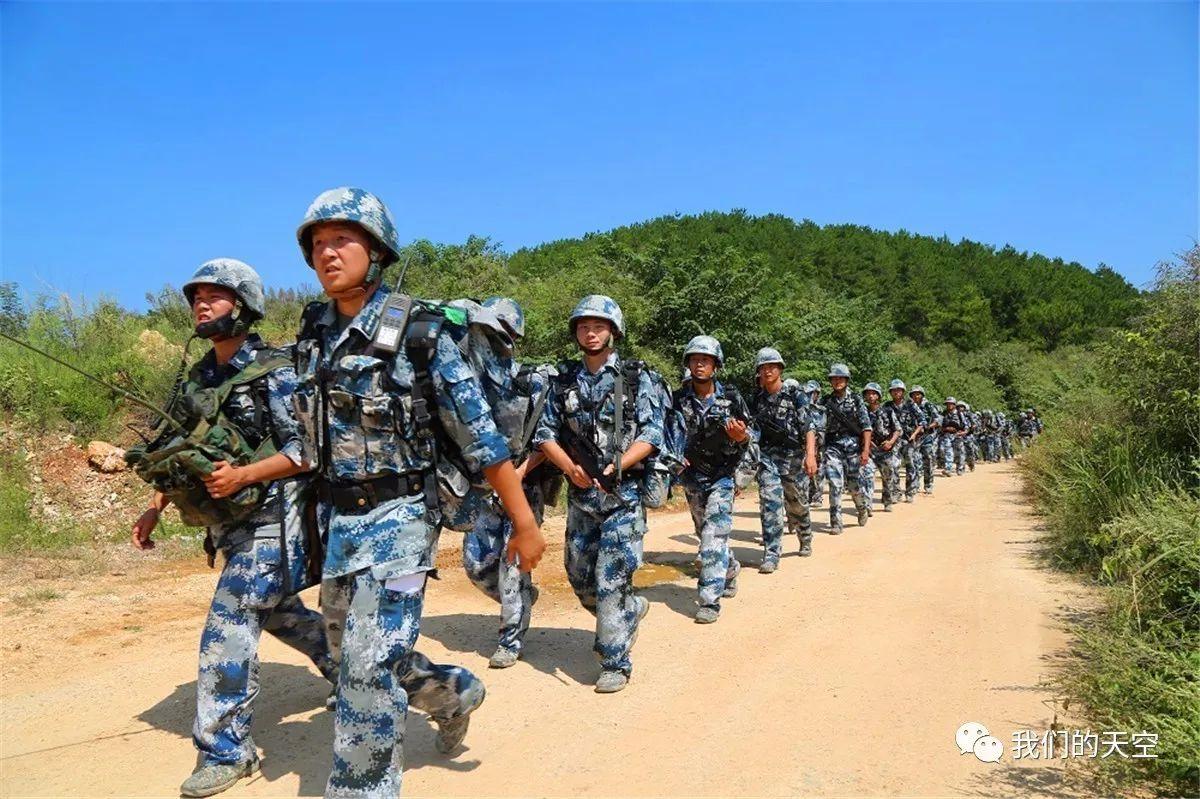 拉练途中兵哥哥上演军事大片