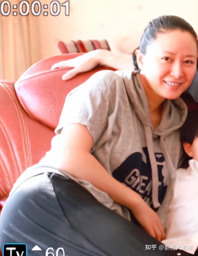 近日,女演员张恒罕见在社交平台晒出了两张全家福,照片是一家四口坐在