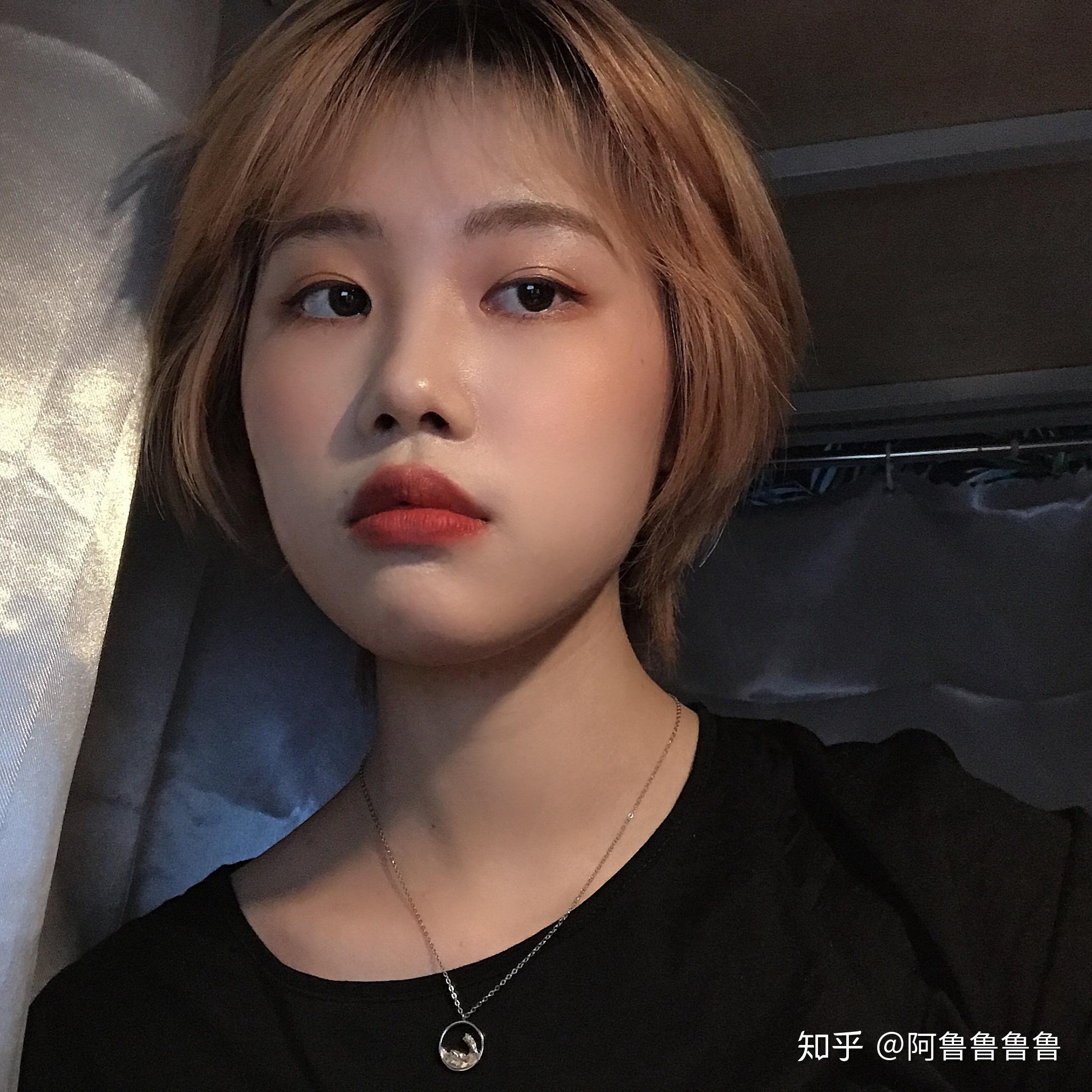 有没有那种单眼皮小眼睛塌鼻梁厚嘴唇但还挺好看的女生