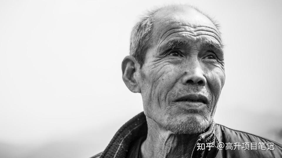 望着这两张苍老又坚毅的脸,我的心里肃然起敬:多么要强的一对老人!