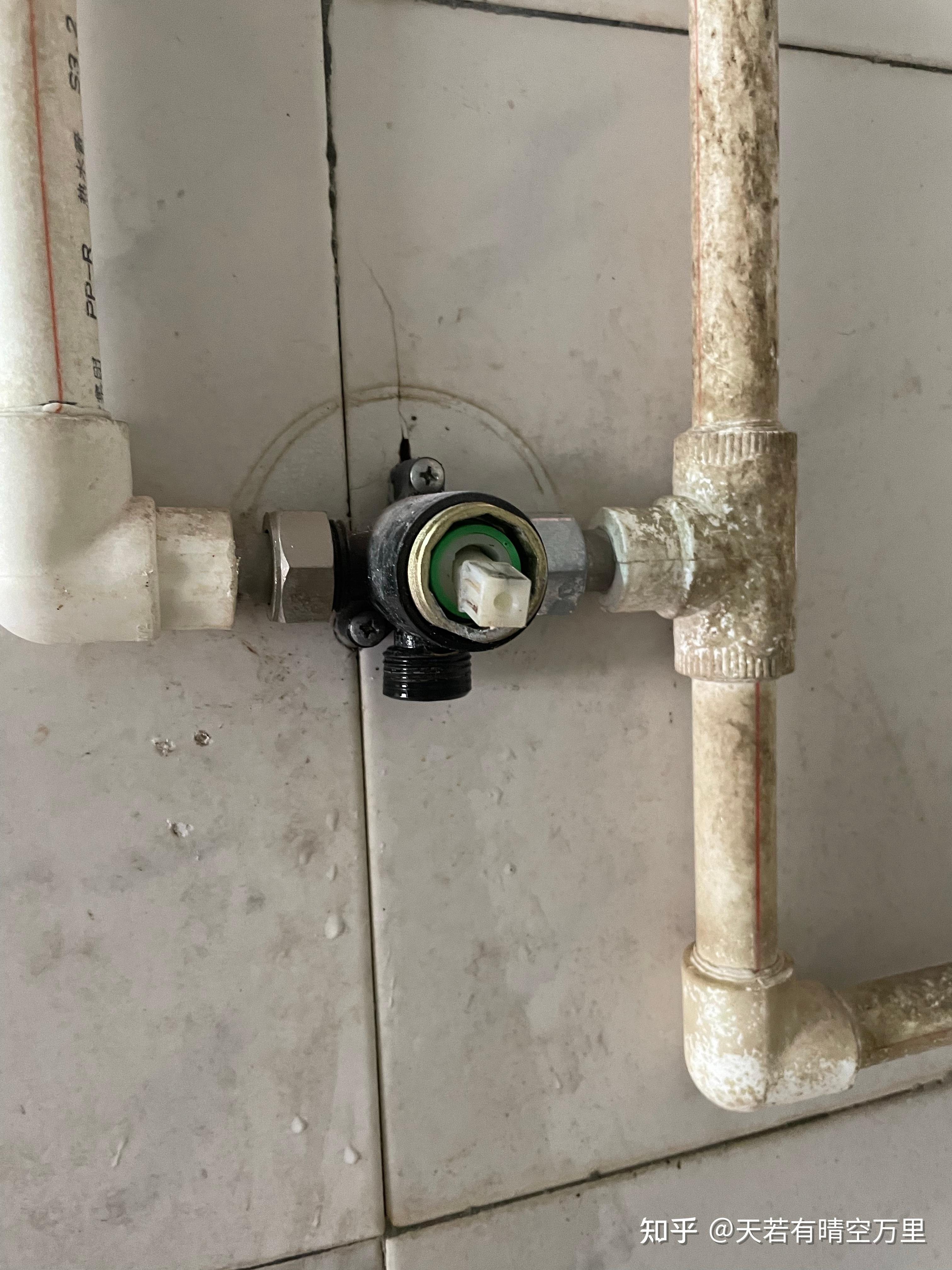 热水器冷热出水口软管漏水了,不知道怎么拆下来换,有懂拆的人吗?