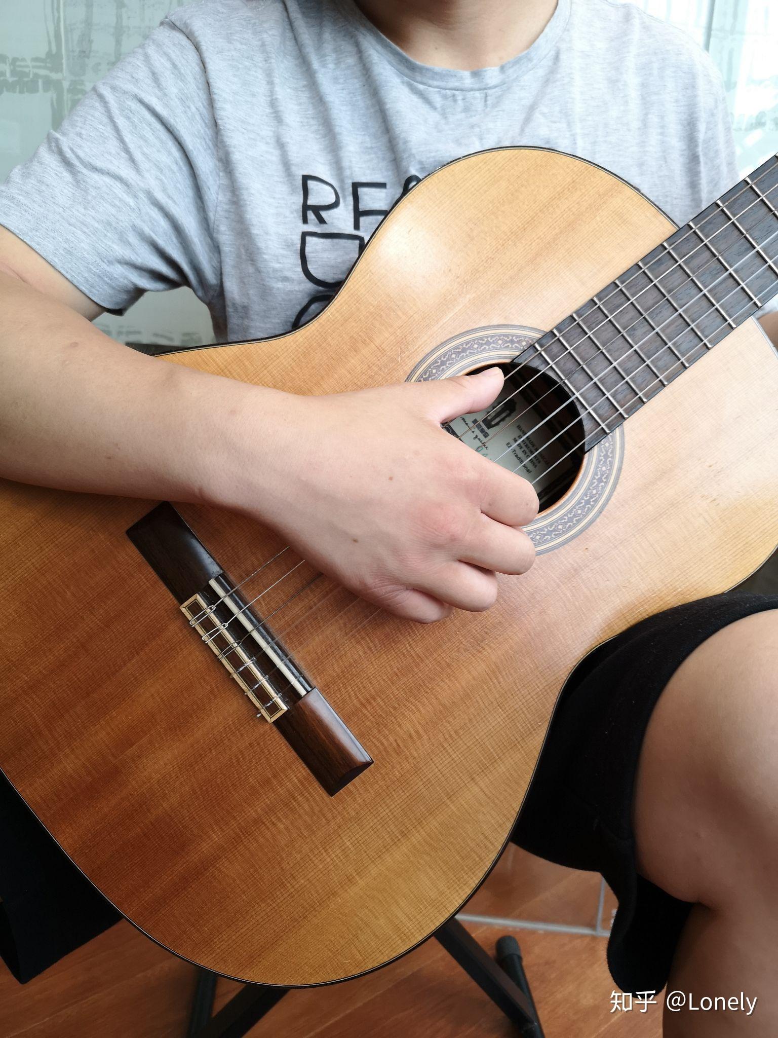 敢问各路大佬们民谣吉他错误的手势右手小指弹一弦练了一年多了要改不