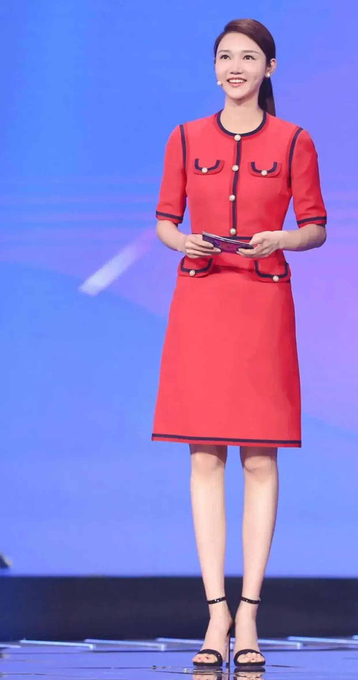 如何评价主持人龙洋