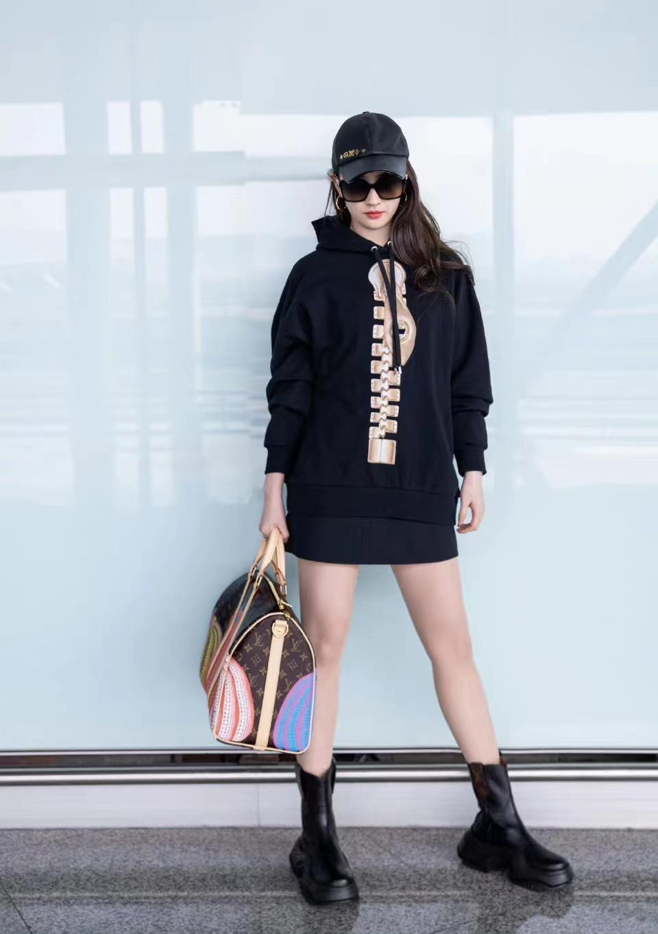 刘亦菲出发巴黎时装周穿黑色连帽卫衣配短裙和高筒靴又美又酷