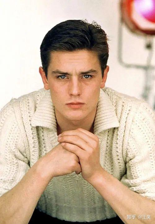 如何评价阿兰德龙的外貌