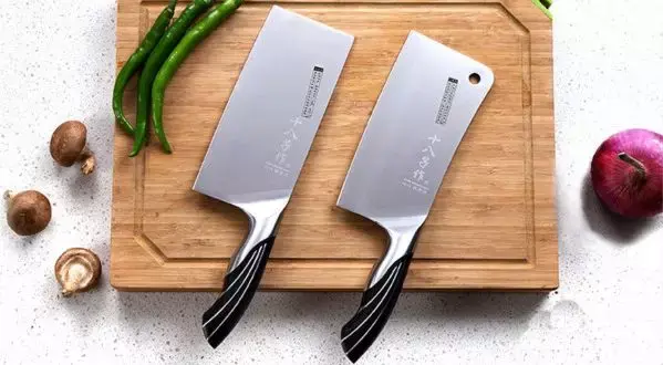 的也最长接触的物件之一,很多人的厨房都是被一把能斩能切的菜刀占据