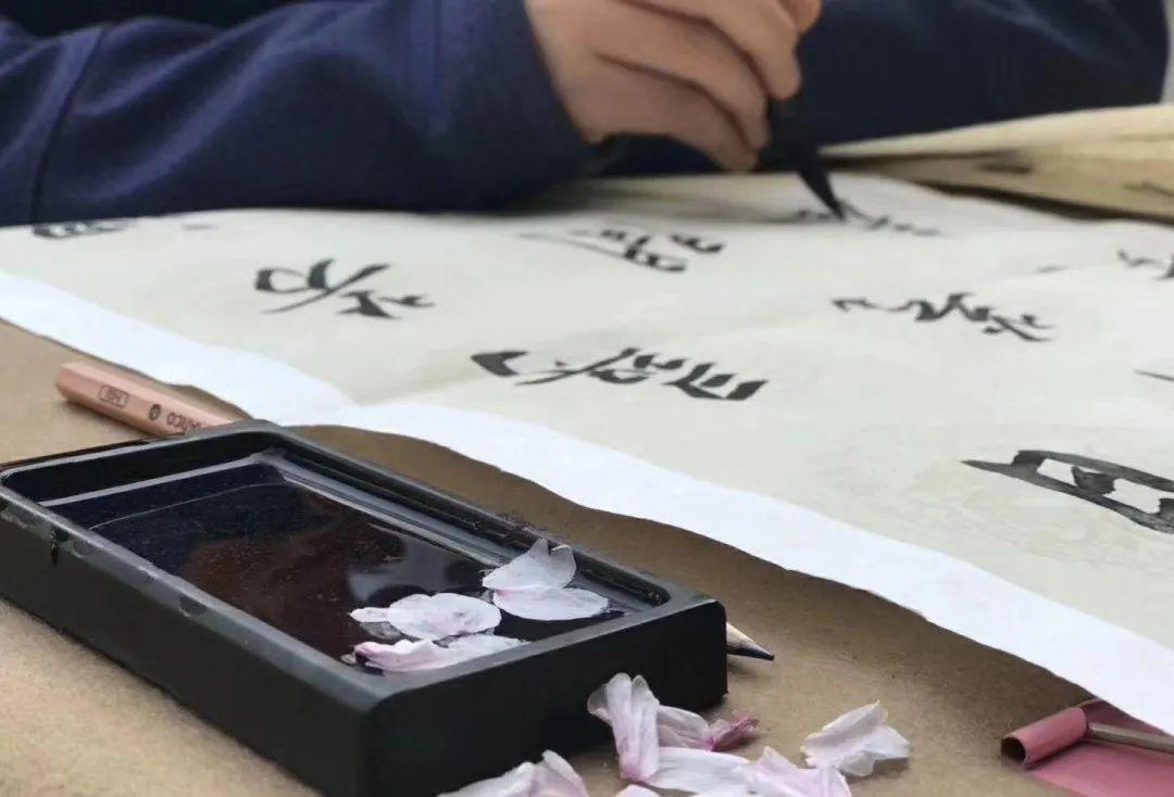 执笔承传统学生挥毫题校牌值得点赞