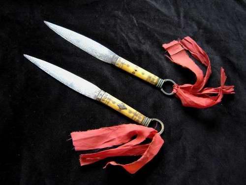 到明朝,明代的针花样百出,除了细小的毫针,还有大如小锥子的金蛇锥